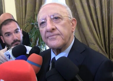 De Luca a processo per le smart card del vaccino anti Covid: “Spesa inutile”