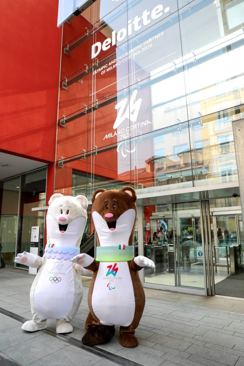 Deloitte accoglie le Mascotte di Milano Cortina 2026 Deloitte accoglie le Mascotte di Milano Cortina 2026