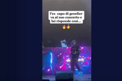 Geolier, il “vaffa” e dito medio all’ex datore di lavoro