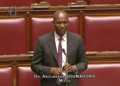 Soumahoro: “Razzismo? Bianchizzazione del pensiero”. Salvini: “Ci è o ci fa?”