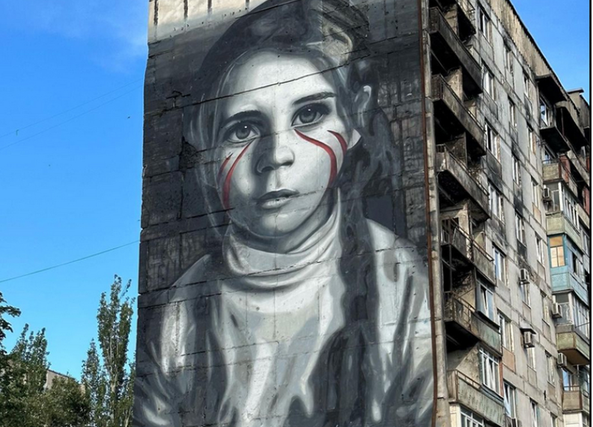 Chi è Jorit, lo street artist napoletano che ha chiesto un selfie a Putin