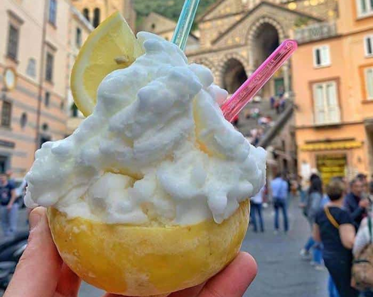 Amalfi vuole bandire i limoni farciti: “Stop all’asporto, sporcano la città” Amalfi vuole bandire i limoni farciti: “Stop all’asporto, sporcano la città”