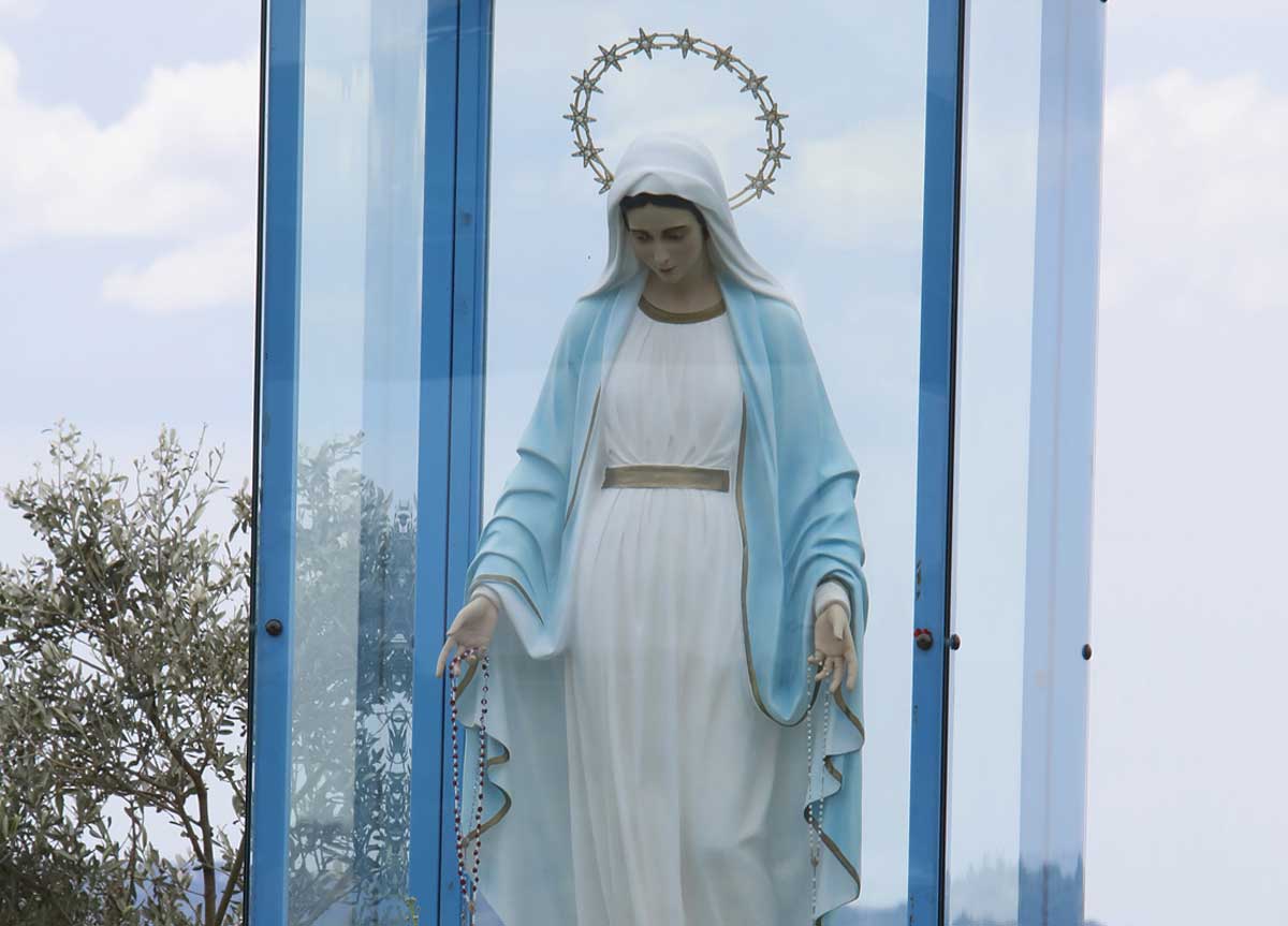Madonna di Trevignano: finalmente Il vescovo scomunica la santona. Tutto falso Madonna di Trevignano: finalmente Il vescovo scomunica la santona. Tutto falso