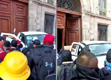 Messico, manifestanti sfondano la porta del Palazzo Presidenziale con un PICK-UP!