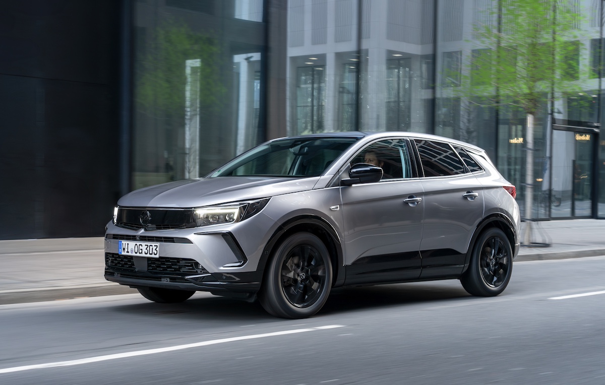 Nuovo Opel Grandland Hybrid: Il SUV Elegante e Dinamico Nuovo Opel Grandland Hybrid: Il SUV Elegante e Dinamico