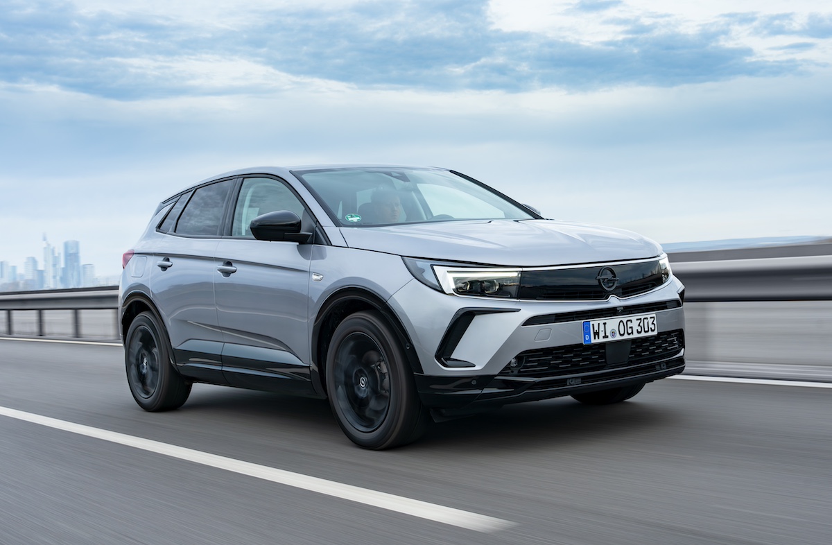 Nuovo Opel Grandland Hybrid: Il SUV Elegante e Dinamico Nuovo Opel Grandland Hybrid: Il SUV Elegante e Dinamico