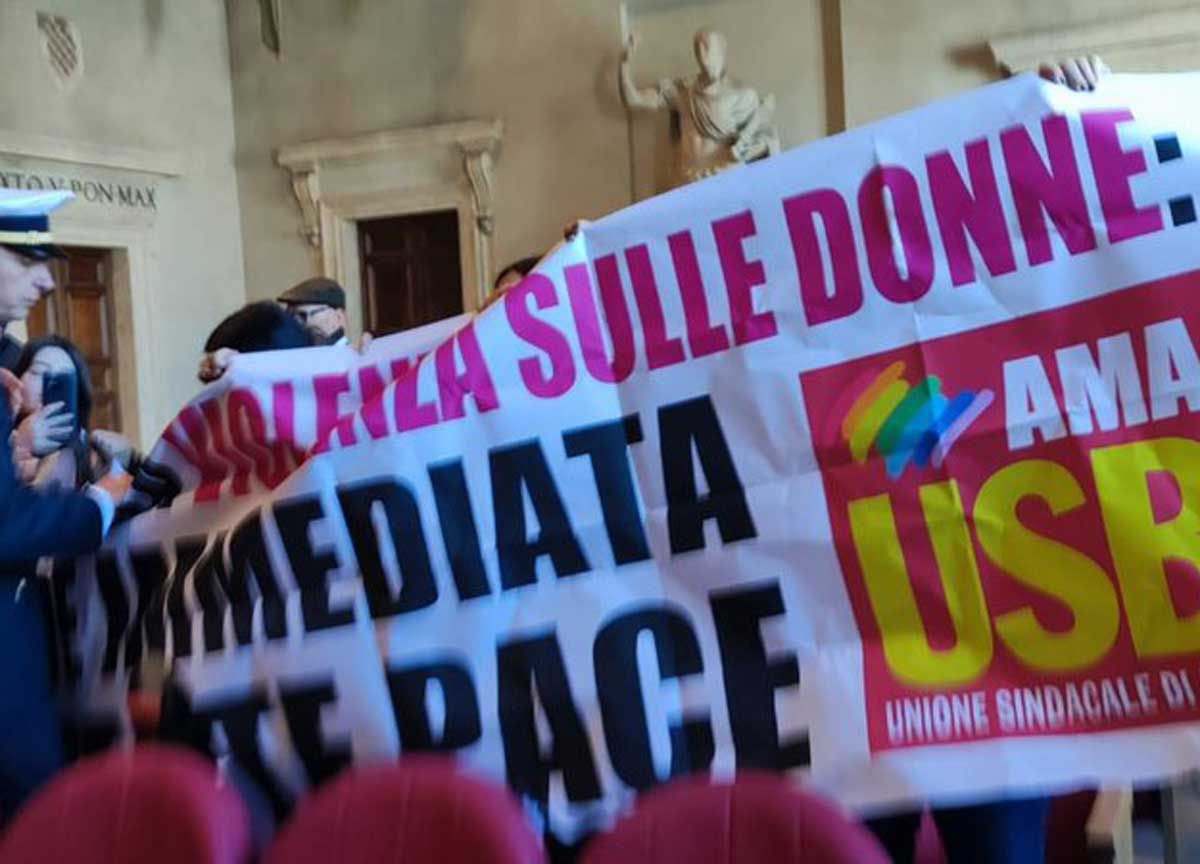 “Pace dimettiti”. Lavoratrici Ama contro il presidente accusato di molestie “Pace dimettiti”. Lavoratrici Ama contro il presidente accusato di molestie