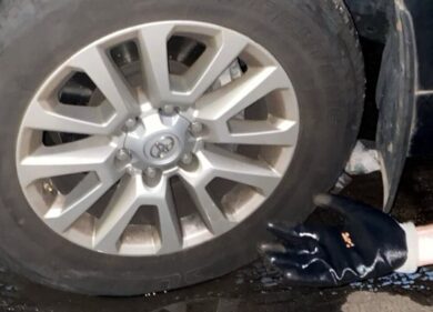 Milano, blitz ambientalista: 60 suv con le gomme a terra