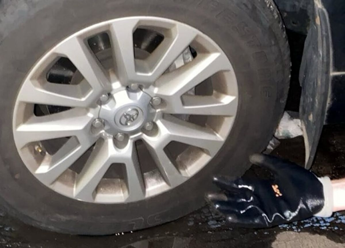 Milano, blitz ambientalista: 60 suv con le gomme a terra Milano, blitz ambientalista: 60 suv con le gomme a terra