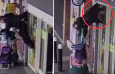 La serranda si chiude e la signora viene sollevata in aria: video incredibile