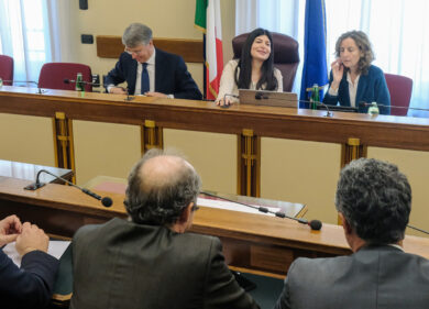 Dossieraggi: politica senza serietà, l’onanismo dei parlamentari