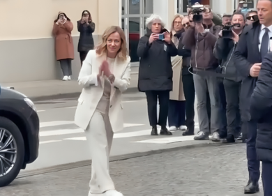 A Pordenone arriva Giorgia Meloni, un’ex infermiera la omaggia con le mimose