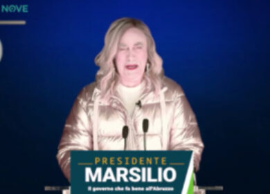 Crozza/Meloni commenta l’assenza di Salvini in Abruzzo. “Sempre saputo che…”