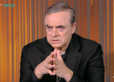 Crozza/Becciu: «Quando entri in vaticano come cardinale c’è proprio la scritta “non avrai altro Nikkei all’infuori di me»