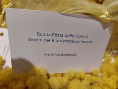 Pier Silvio Berlusconi, il dolce pensiero per le dipendenti Mediaset. La foto