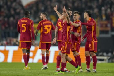 “Così si gioca solo in Paradiso”. Roma di De Rossi meglio di Mourinho e i fans giallorossi esultano