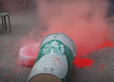 8 Marzo Milano, manifestanti versano un bidone di vernice davanti a Starbucks