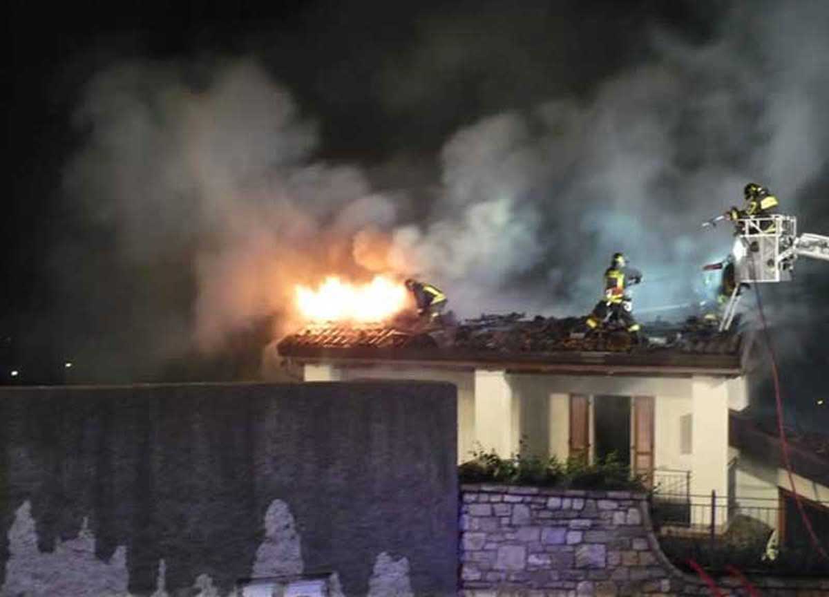 Incendio in un palazzo di Bastogi, salvati i residenti. Due intossicati Incendio in un palazzo di Bastogi, salvati i residenti. Due intossicati