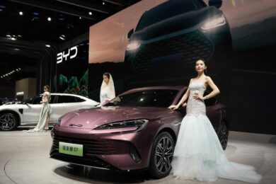Auto elettriche cinesi boom, l’Ue impone la registrazione doganale (e dazi)