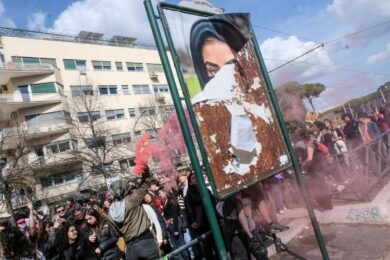 Imbrattati dalle femministe di “Non una di meno” i manifesti della Lega contro il velo islamico