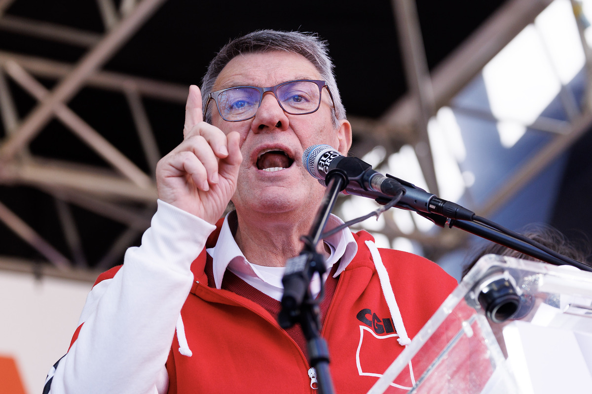 Cgil, Landini contro i licenziamenti. Ma poi manda a casa i suoi lavoratori Cgil, Landini contro i licenziamenti. Ma poi manda a casa i suoi lavoratori