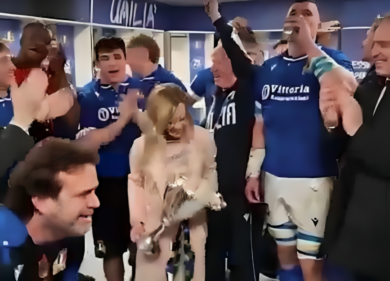 Meloni in mezzo ai giganti, la premier fa festa con l’Ital-rugby. VIDEO
