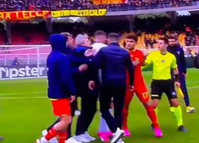 Lecce-Verona, D’Aversa tira una testata a Henry: gesto scandaloso. VIDEO