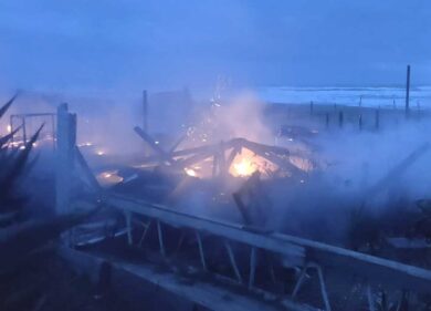 Capocotta, il Mecs distrutto da un rogo. Incendio davanti alla discoteca Qube