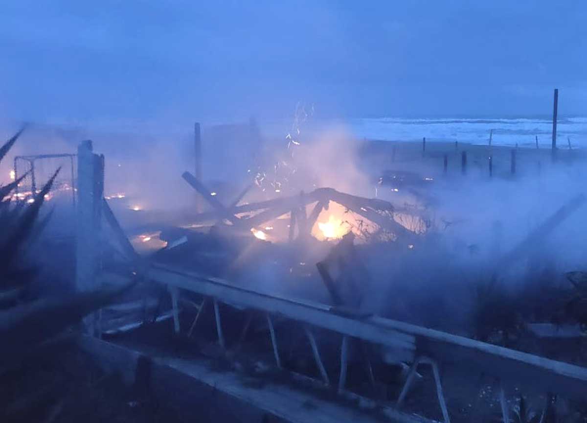 Capocotta, il Mecs distrutto da un rogo. Incendio davanti alla discoteca Qube Capocotta, il Mecs distrutto da un rogo. Incendio davanti alla discoteca Qube