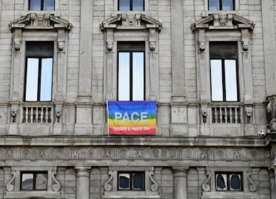 Palazzo Marino, bandiera della pace con la scritta “cessate il fuoco ora”