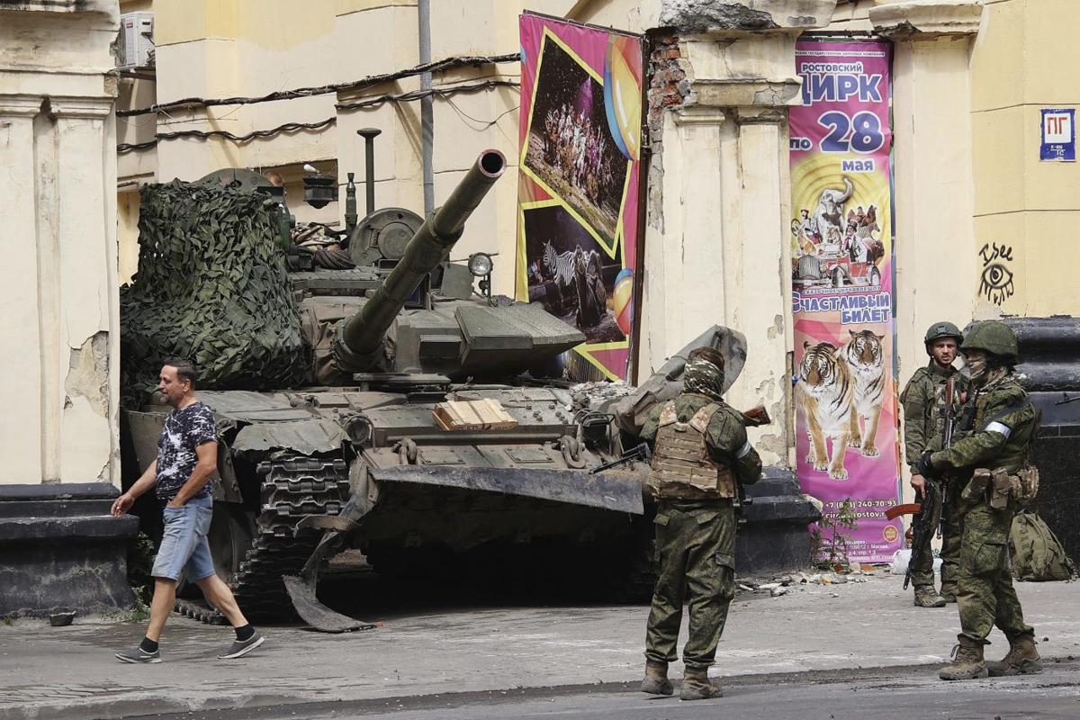 Rivolta dei partigiani russi filo-Kiev. Si schianta aereo militare: 15 morti Rivolta dei partigiani russi filo-Kiev. Si schianta aereo militare: 15 morti