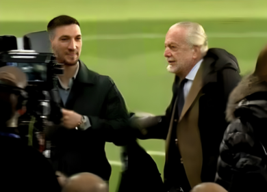 Calcio, De Laurentiis aggredisce il cameraman di Sky e si porta via Politano