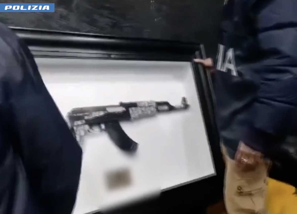 Droga, denaro e un Kalashnikov in salotto: ecco il marchio della mala romana