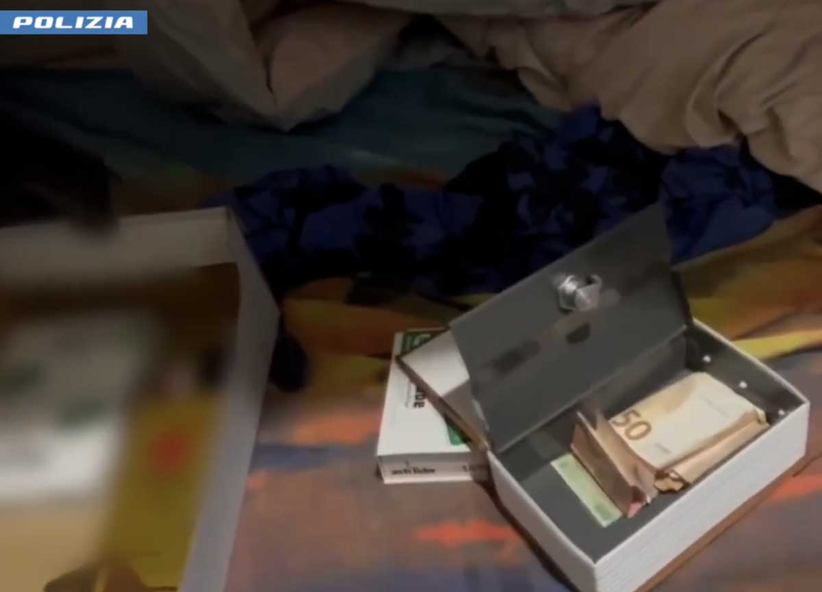 Droga, denaro e un Kalashnikov in salotto: ecco il marchio della mala romana