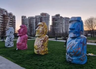 Milano, quattro colossi Moai nel cuore di CityLife. VIDEO