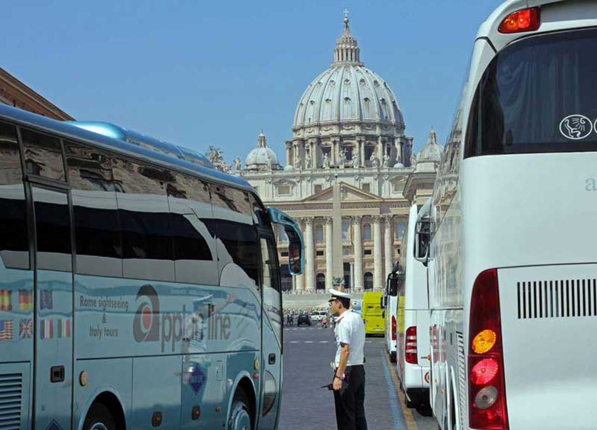 Bus turistici, stretta del Comune: Ztl, al massimo 55 mezzi e nuovi divieti Bus turistici, stretta del Comune: Ztl, al massimo 55 mezzi e nuovi divieti