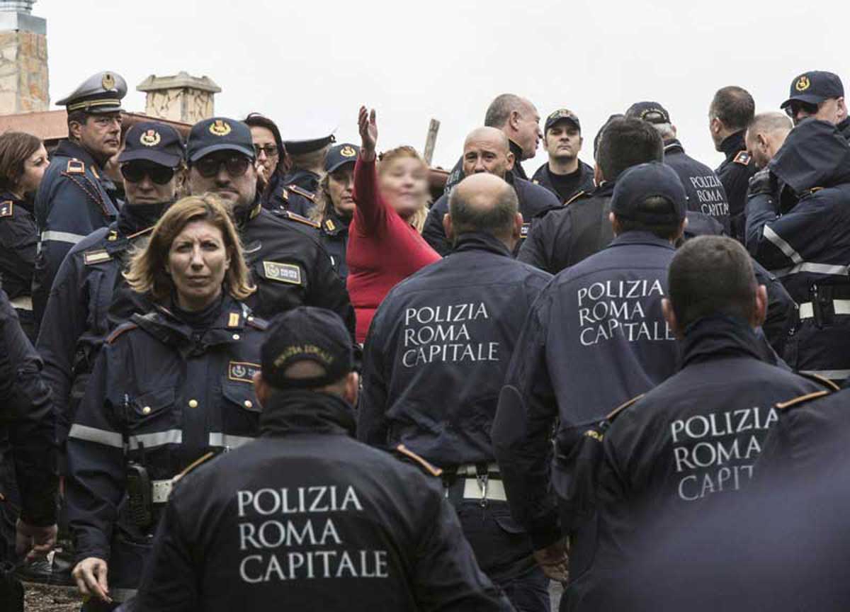 Casamonica, addio del Parco della Legalità: al posto delle ville solo degrado Casamonica, addio del Parco della Legalità: al posto delle ville solo degrado