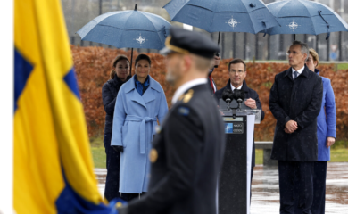 Adesione della Svezia nella Nato, issata la bandiera a Bruxelles