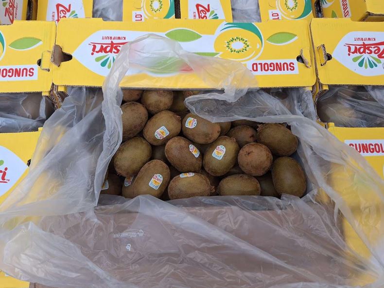 Mercati invasi dalla frutta straniera: forte presenza di arance e kiwi