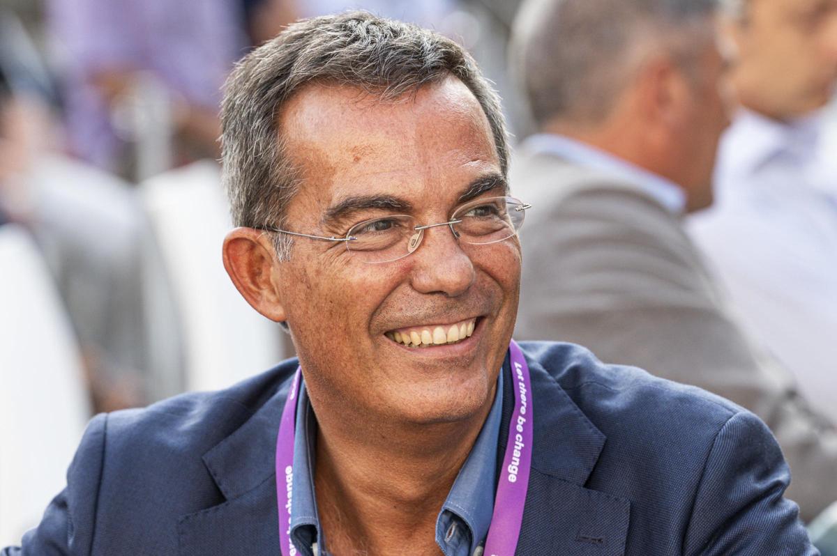 Floris diventa un allenatore di calcio. Il piano B del giornalista di La7 Floris diventa un allenatore di calcio. Il piano B del giornalista di La7