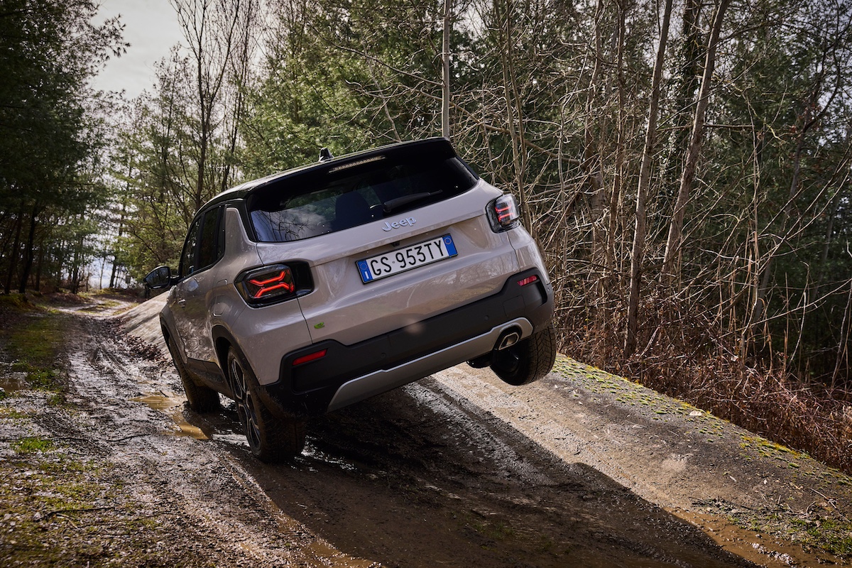 Nuova Jeep Avenger e-Hybrid: innovazione e tradizione Nuova Jeep Avenger e-Hybrid: innovazione e tradizione