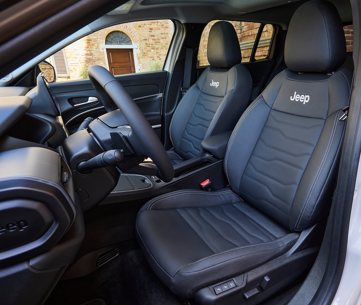Nuova Jeep Avenger e-Hybrid: innovazione e tradizione Nuova Jeep Avenger e-Hybrid: innovazione e tradizione