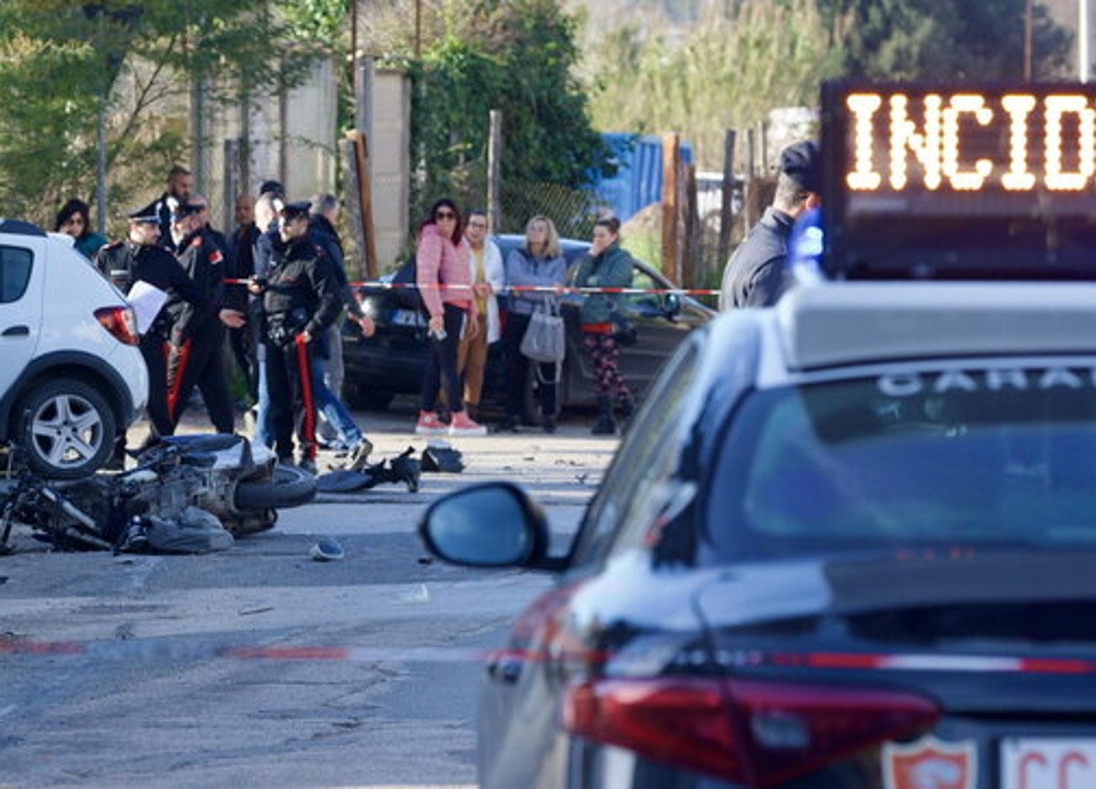 Non si ferma all’alt della polizia, si schianta in moto e muore. Grave figlio Non si ferma all’alt della polizia, si schianta in moto e muore. Grave figlio