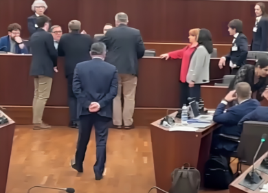 “Non mi toccare”: La Russa perde il controllo e spintona un consigliere 5S