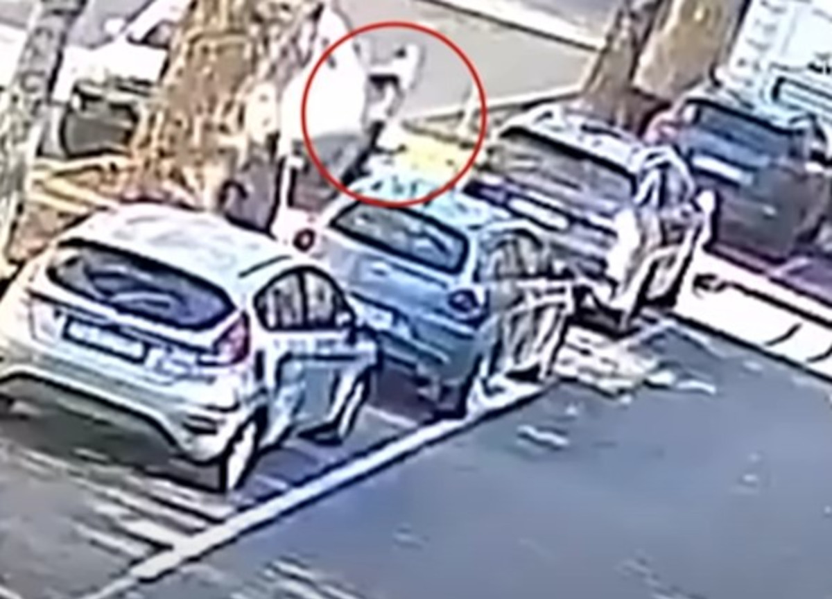 Novi Ligure, investe la ex e poi la picchia. Salvata da un ex carabiniere Novi Ligure, investe la ex e poi la picchia. Salvata da un ex carabiniere