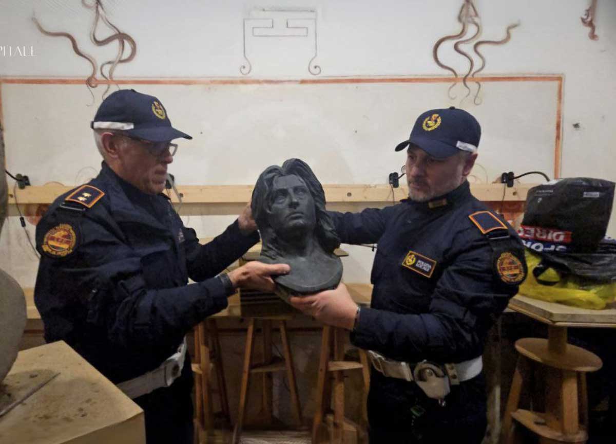 La statua di Anna Magnani dannegiata restituita all’artista Gianluca Bagliani La statua di Anna Magnani dannegiata restituita all’artista Gianluca Bagliani
