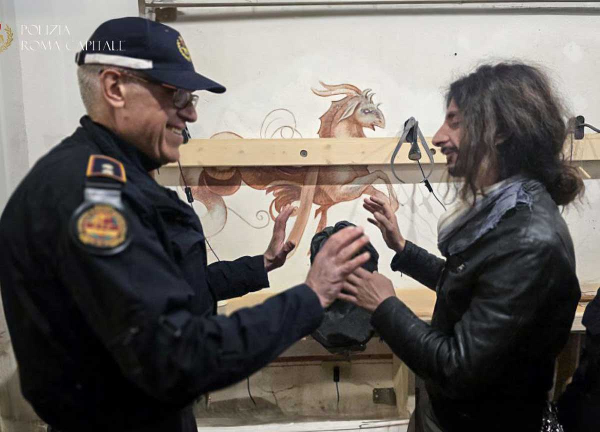 La statua di Anna Magnani dannegiata restituita all’artista Gianluca Bagliani La statua di Anna Magnani dannegiata restituita all’artista Gianluca Bagliani