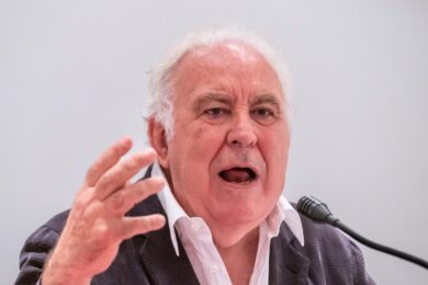 Santoro e il suo movimento pacifista per le Europee. In lista c’è anche Vauro