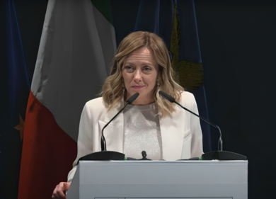 FdI, le nuove regole per le ospitate: “Basta panzoni in tv, solo belle donne”