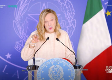 Crozza/Meloni agli evasori fiscali “Pronto so’ Giorgia, come la nato… c’hai un fisco che ti è alleato”